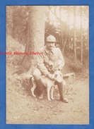 Photo Ancienne - Portrait D'un Poilu & Son Chien - Race à Identifier - Casque Uniforme Pipe Arbre Tree WW1 Front - Guerre, Militaire