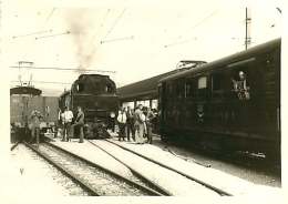 110118 PHOTO Années 1960 1970 SUISSE FRIBOURG BULLE Train  En Gare Photographe - Train Chemin De Fer Gare Locomotive - Bulle