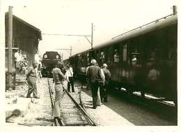 110118 PHOTO Années 1960 1970 SUISSE FRIBOURG BULLE Gare  Voyageur Wagon - Train Chemin De Fer Gare Locomotive - Bulle