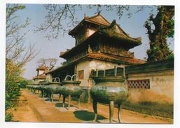 Viet-Nam---- HUE -- Neuf "vases Tripodes" Et Temple Du Prince - Vietnam