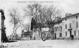 CPA -  LABRUYERE (81) - Aspect De La Place Thiers Et De L'ancienne Gendarmerie Dans Les Années 20 - Labruguière