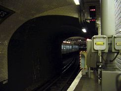 Métro De Paris - Station Porte De Versailles Vue En Enfilade Du Demi-quai Vers Mairie D'Issy - Carte Photo Moderne - Subway