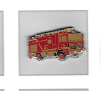 Pin's  Automobile, Camion  Renault  Des  SAPEURS  POMPIERS  DE  PARIS - Pompiers