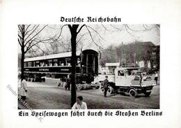 Eisenbahnzug Deutsche Reichsbahn Ein Speisewagen Fährt Durch Die Straßen Berlins I-II - Treinen