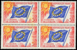 ** Spécialités Diverses SERVICE 30 : 0,30 Rouge, Bleu Et Jaune, BLOC De 4 Avec Décalage Des étoiles Du Drapeau, TB. C - Ungebraucht