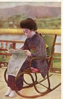 Femme Japonaise Lisant Le Journal Dans Un Rocking Chair Semble Au Japon - Ohne Zuordnung