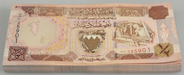 Bahrain: Bundle With 100 Pcs. 1/2 Dinar L.1973 (1998) With Running Serial Numbers, P. 18 In UNC Cond - Bahreïn
