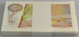 Suriname: Bundle With 100 Pcs. 2 1/2 Gulden 1985, P.119 With Running Serial Numbers In AUNC/UNC Cond - Suriname