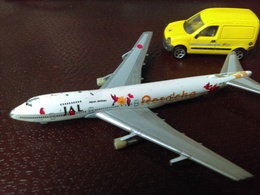 Avion JAPAN AIRLINES     JA8 186  Et Voiture De La POSTE JAUNE KANGOO "Majorette"19981/57° - Flugzeuge & Hubschrauber