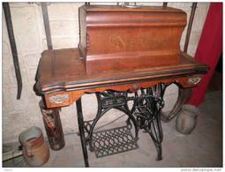 TRES BELLE MACHINE A COUDRE ANCIENNE PIED FONTE COMPLETE - Sonstige & Ohne Zuordnung