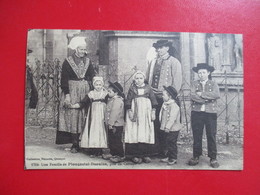 CPA 29 UNE FAMILLE DE PLOUGASTEL DAOULAS PRES DU CALVAIRE - Plougastel-Daoulas