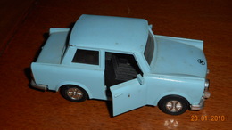 Voiture TRABANT - Escala 1:32