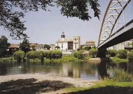 Castelmoron La Plage Au Bord Du Lot Et La Mairie - Castelmoron