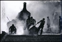 Balás István (1945-): Aszfaltozók. Országos Díjat Nyert Fotóművészeti Alkotás. Szignált Fotóprint. Jelzett. 18x30 Cm - Andere & Zonder Classificatie