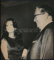 1969. Sophia Loren és Tito. Pecséttel Jelzett Fotó / Press Photo , 17x19,5 Cm - Andere & Zonder Classificatie