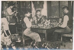 1913 Cseh Iparosok Karácsonyi Ajándékokat Készítenek   Sajtófotók, Hozzátűzött Felirattal /  Czech Craftsmen Making Chri - Other & Unclassified