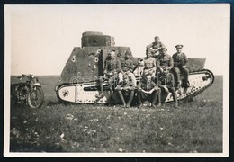 Cca 1941 Magyar Katonák Kilőtt Német LK II Könnyű Harckocsi Előtt, Fotó, 5,5x8,5 Cm / LK II German Light Tank With Hunga - Other & Unclassified
