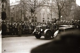 Cca 1944 Katonai Szállító Járművek, Katonai Felvonulás Zászlókkal Budapesten, 4 Db Szabadon Felhasználható Vintage Negat - Andere & Zonder Classificatie