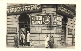 ** T2 Budapest VIII. Práter Utca, Váradi Ferenc üzlete, Hutter Szappan Reklámja, Csoportkép Az Eladókkal. Photo - Zonder Classificatie