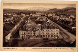 ** T2 Beszterce, Bistritz, Bistrita; Látkép A Henyul-havassal, üzletek. Gustav Zikeli Kiadása / General View, Shops - Zonder Classificatie