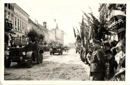 T2 1940 Kolozsvár, Cluj; Bevonulás, Automobilok / Entry Of The Hungarian Troops With Automobiles. Original Photo! - Zonder Classificatie