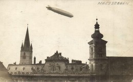 * T2/T3 1929 Nagyszeben, Hermannstadt, Sibiu; Graf Zeppelin LZ 127-es Típusú Léghajó A Városháza Fölött, Emberek A Tetőn - Unclassified