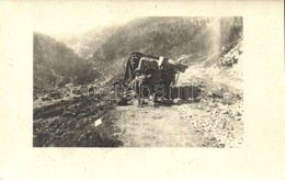 * T2/T3 1918 Kilőtt Teherkocsi / WWI Austro-Hungarian K.u.K. Soldier By A Destroyed Freight Car. Photo (EK) - Zonder Classificatie