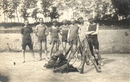 T2/T3 1918 Fürdőzéshez öltözött Osztrák-magyar Katonák Puskákkal / WWI Austro-Hungarian K.u.K. Soldiers In Swimsuits, Gu - Unclassified