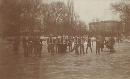 T2 1908 Korcsolyázó Katonák A Ludovika Akadémia Befagyott Taván / K.u.K. Soldiers Ice Skating On A Frozen Lake By The Mi - Unclassified