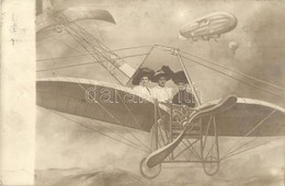 T2 1910 Hölgyek Műtermi Repülőgépes Fotólapon / Ladies In Aircraft. Studio Photo - Zonder Classificatie