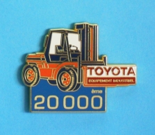 1 PIN'S  //   ** TOYOTA ** CHARIOT ÉLÉVATEUR ** ÉQUIPEMENT INDUSTRIEL ** 20000ème ** . (AFERS PARIS) - Toyota