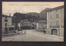CPA 38 - VOREPPE - L'Hôtel Du Petit Paris Et Le Pont Sur La Roize - TB Vue CENTRE VILLAGE + Café Des Touristes à Droite - Voreppe