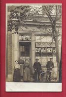 CPA CARTE PHOTO DEVANTURE DE MAGASIN BUVETTE ESTAMINET Veuve L... à Situer - Personnel Vélo - Cafés