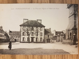 Ploudalmezeau.la Place De L'église Et L'hôtel Des Postes.édition Le Bourdonnec 1018 - Ploudalmézeau