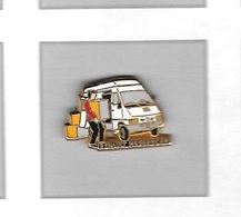 Pin's  ARTHUS  BERTRAND, Automobile  RENAULT  MESSENGER  Blanc - Arthus Bertrand