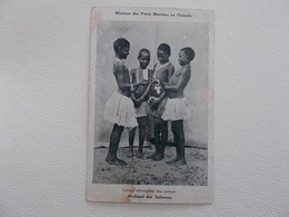 MISSIONS DES PERES MARISTES.ARCHIPEL DES SALOMONS.ENFANTS CONTEMPLANT LEUR PORTRAIT. - Solomon Islands