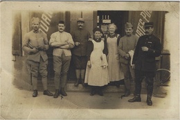 1918- Carte-photo D'un Groupe De Personnes Devant Un Café-buvette ,journaux -non Identifié - Cafés