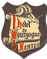 NANTES HOTEL DE BOURGOGNE AVEC L ESCARGOT BIEN SUR - Etiketten Van Hotels