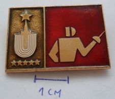 RUSSIA USSR , FENCING,  PINS BADGES PLAS - Fencing