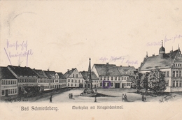 Gruss Aus Bad Schmiedeberg-Marktplatz Mit Kriegerdenkmal.Künstler-Karte Signiert Osk.Thiele - Bad Schmiedeberg