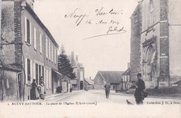 Carte Postale : Neuvy Sautour  (89)  La Place De L'Eglise (Cliché Graux)  Coll JD Sens N°1   Facteur - Neuvy Sautour