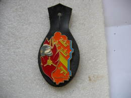 Broche Avec Son Cuir Des Sapeurs Pompiers Du Haut Rhin En Alsace - Pompiers