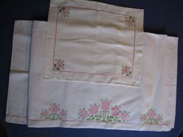 89-91 - Drap Et Taie D'oreiller Brodés Au Point De Croix Pour Lit D'enfant Et Pochette De Serviette - Tagesdecken/Überwürfe