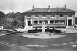 CPSM SAINT MATHIEU. Le Centre Administratif, Le Monument Aux Morts; 1955. - Saint Mathieu