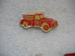 Pin's Ancien Camion De Pompiers De Marque Citroen Avec La Grande Echelle - Pompiers