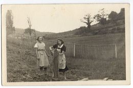 Carte-photo à Identifier--DEAUVILLE Mentionnée Dans Le Texte-Deux Femmes (dont Maria) Dans Un Jardin (pompe)-très Animée - Deauville