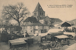 ( CPA 85 )  BEAUVOIR-SUR-MER  /  La Grande Place Un Jour De Marché - - Beauvoir Sur Mer