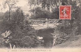 Cp , 59 , DOUAI , Le Jardin Public , Le Pont Rustique - Douai