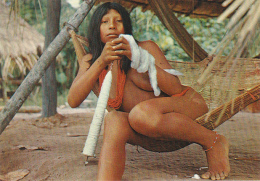 Guyane Française - Haut Itany - Jeune Indienne Wayana, Assise Sur Un Hamac, Filant Du Coton - Circ Sans Date - America