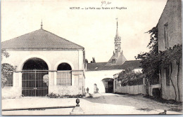 17 MATHA - La Halle Aux Grains Et L'Angélica - Matha